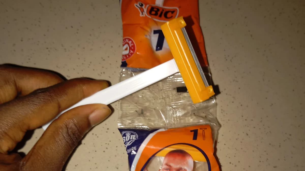 🪒 I SNAPPED THE RAZOR I USE… AND IT MADE ME THINK ABOUT RAZOR BUMPS